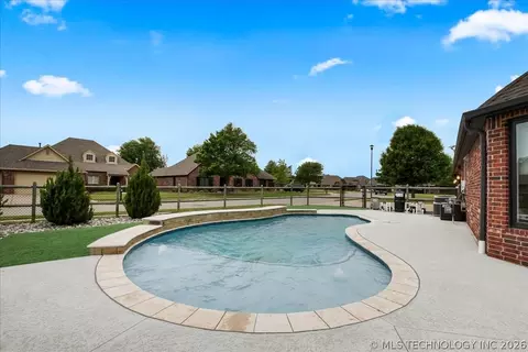 Exterior - 1701 E Granger St, Broken Arrow, OK 74012 photo 2 of 10