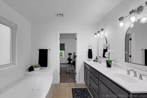 Bath - 1701 E Granger St, Broken Arrow, OK 74012 photo 4 of 6