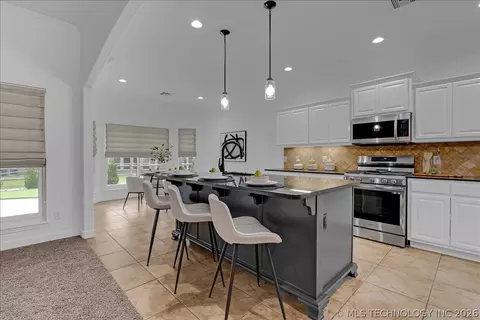Kitchen - 1701 E Granger St, Broken Arrow, OK 74012 photo 2 of 9