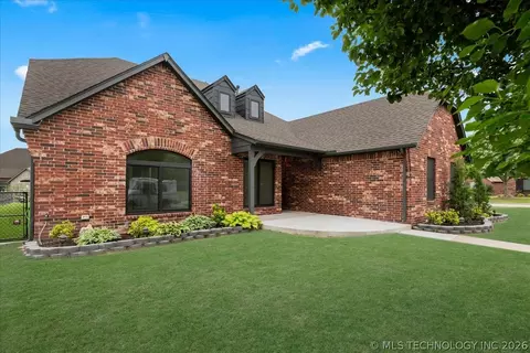 Exterior - 1701 E Granger St, Broken Arrow, OK 74012 photo 3 of 10