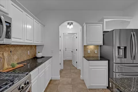 Entry Way - 1701 E Granger St, Broken Arrow, OK 74012 photo 2 of 4
