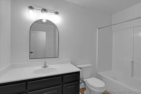 Bath - 1701 E Granger St, Broken Arrow, OK 74012 photo 5 of 6