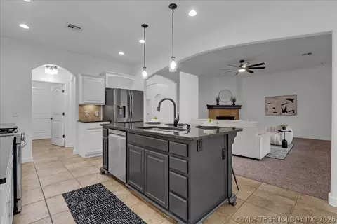 Kitchen - 1701 E Granger St, Broken Arrow, OK 74012 photo 5 of 9
