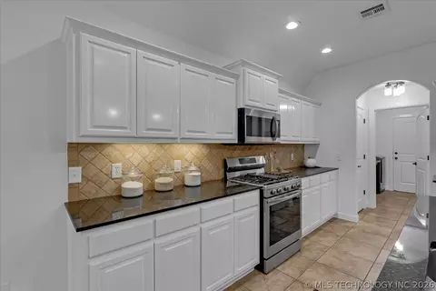 Kitchen - 1701 E Granger St, Broken Arrow, OK 74012 photo 6 of 9