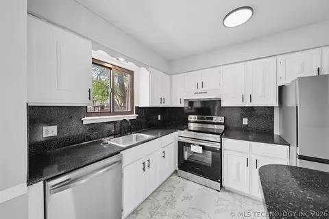 Kitchen - 4323 E 68th Street 614, Tulsa, OK 74136 photo 1 of 2
