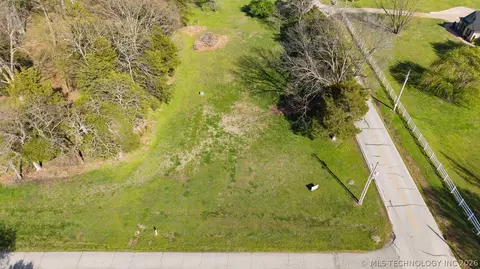 26 S 592 Pl, Grove, OK 74344