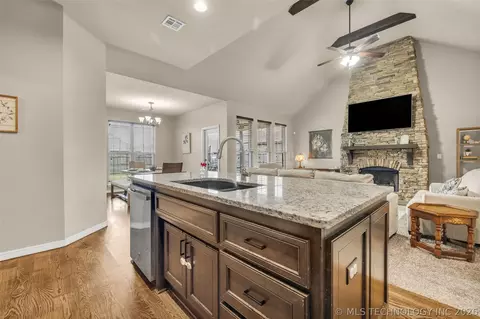 Kitchen - 18223 E 49th Pl S, Tulsa, OK 74134 photo 4 of 5