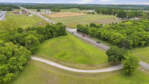 2 Holly Rd, Claremore, OK 74019