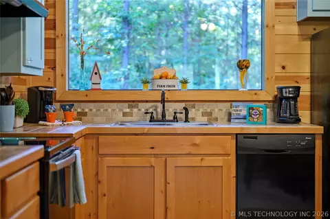 Kitchen - 83 Bent Pine Trl, Broken Bow, OK 74728 photo 4 of 5