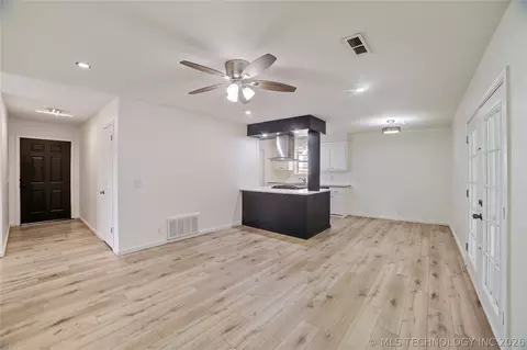 Living - 11863 E 62nd St, Broken Arrow, OK 74012 photo 1 of 4