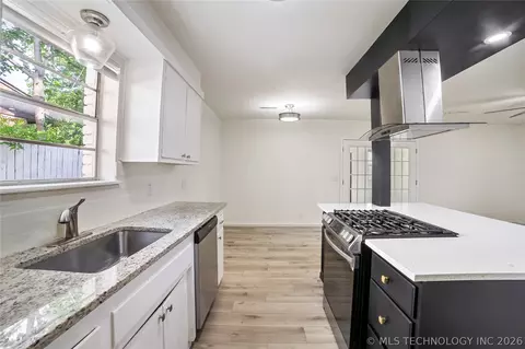 Kitchen - 11863 E 62nd St, Broken Arrow, OK 74012 photo 2 of 3