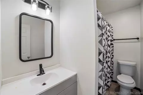Bath - 11863 E 62nd St, Broken Arrow, OK 74012 photo 3 of 3