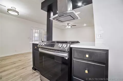 Kitchen - 11863 E 62nd St, Broken Arrow, OK 74012 photo 3 of 3