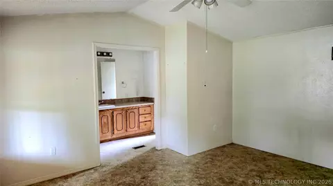 Bedroom - 417566 E 1140 Rd, Checotah, OK 74426 photo 10 of 14