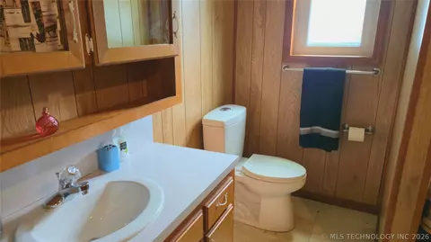 Bath - 417566 E 1140 Rd, Checotah, OK 74426 photo 4 of 8