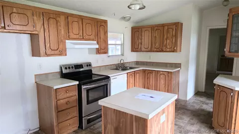 Kitchen - 417566 E 1140 Rd, Checotah, OK 74426 photo 7 of 8