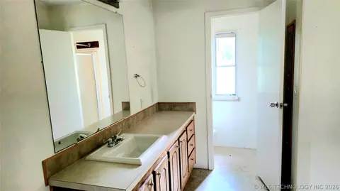 Bath - 417566 E 1140 Rd, Checotah, OK 74426 photo 6 of 8