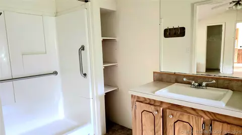 Bath - 417566 E 1140 Rd, Checotah, OK 74426 photo 5 of 8