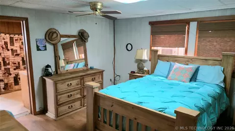 Bedroom - 417566 E 1140 Rd, Checotah, OK 74426 photo 5 of 14