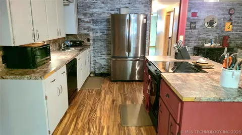 Kitchen - 417566 E 1140 Rd, Checotah, OK 74426 photo 2 of 8