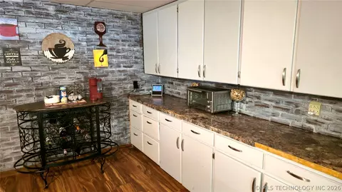 Kitchen - 417566 E 1140 Rd, Checotah, OK 74426 photo 4 of 8
