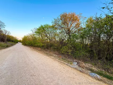 1516 Foothill Dr, Eufaula, OK 74432 photo 2