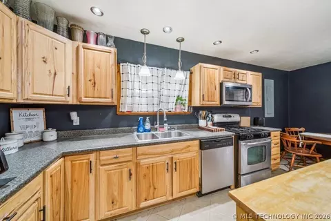 Kitchen - 396 Cherokee Ln, Bluejacket, OK 74333 photo 7 of 8