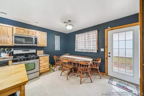 Dining - 396 Cherokee Ln, Bluejacket, OK 74333 photo 1 of 1
