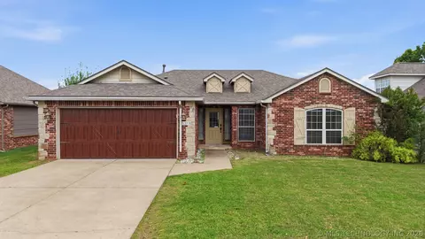 5318 Redbud Dr, Sand Springs, OK 74063