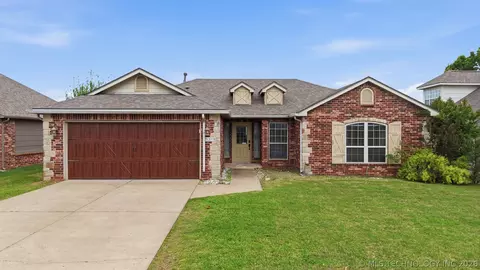 5318 Redbud Dr, Sand Springs, OK 74063