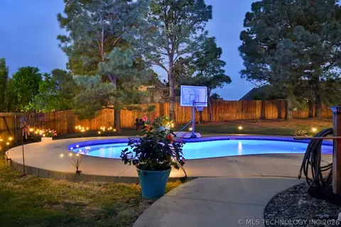 Exterior - 21192 E 112th St S, Broken Arrow, OK 74014 photo 6 of 16