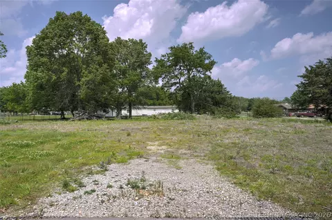 809 NE 5th St, Wagoner, OK 74467 photo 2