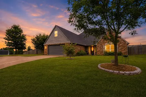 8012 Cottonwood Ave, Claremore, OK 74019