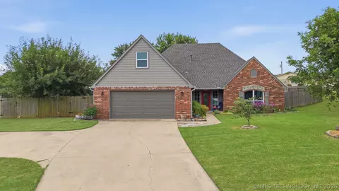 8012 Cottonwood Ave, Claremore, OK 74019