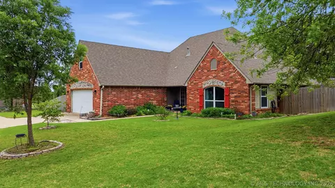 8012 Cottonwood Ave, Claremore, OK 74019