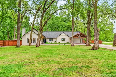 2301 Camden Ct, Bartlesville, OK 74006