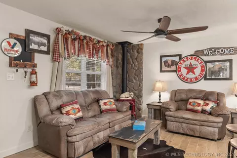Living - 1019 N 7th St, Jay, OK 74346 photo 2 of 4