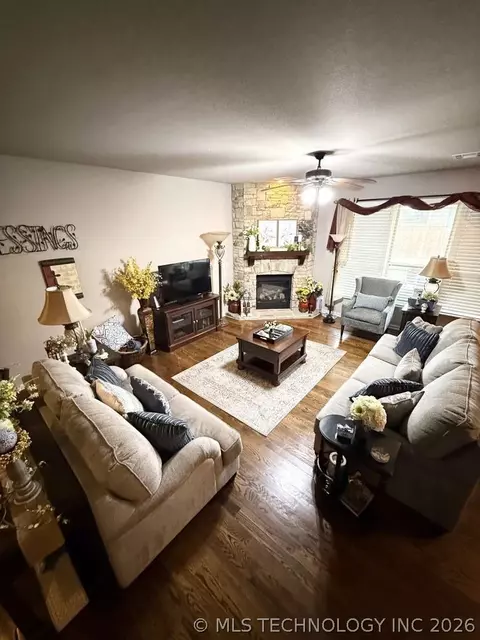 Living - 18522 E 42nd St, Tulsa, OK 74134 photo 2 of 5