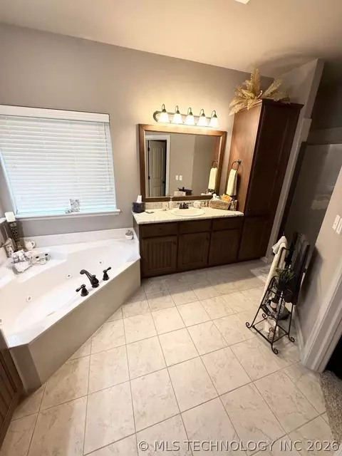 Bath - 18522 E 42nd St, Tulsa, OK 74134 photo 2 of 5
