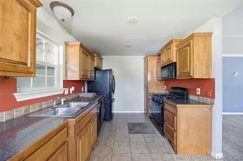 Kitchen - 409 E Pine St, Skiatook, OK 74070 photo 1 of 4