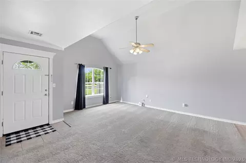 Living - 409 E Pine St, Skiatook, OK 74070 photo 4 of 4