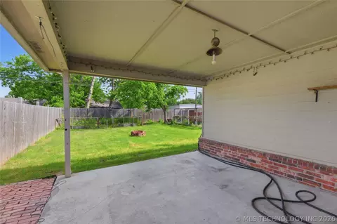Exterior - 409 E Pine St, Skiatook, OK 74070 photo 3 of 6