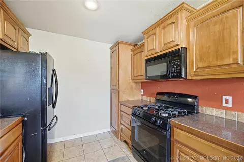 Kitchen - 409 E Pine St, Skiatook, OK 74070 photo 2 of 4