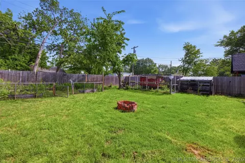 Exterior - 409 E Pine St, Skiatook, OK 74070 photo 5 of 6