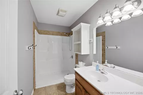 Bath - 409 E Pine St, Skiatook, OK 74070 photo 1 of 2