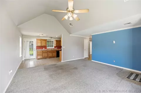 Living - 409 E Pine St, Skiatook, OK 74070 photo 3 of 4