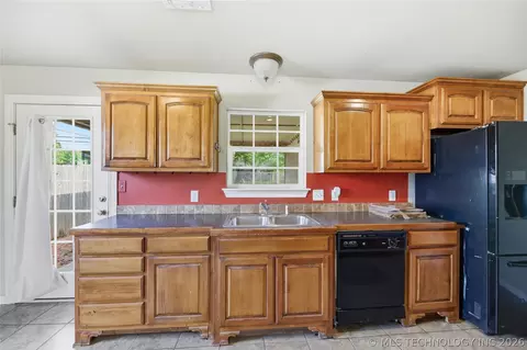 Kitchen - 409 E Pine St, Skiatook, OK 74070 photo 3 of 4