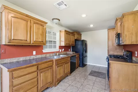 Kitchen - 409 E Pine St, Skiatook, OK 74070 photo 4 of 4