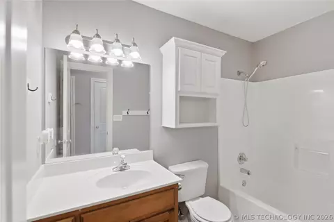 Bath - 409 E Pine St, Skiatook, OK 74070 photo 2 of 2