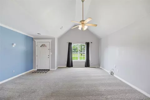 Living - 409 E Pine St, Skiatook, OK 74070 photo 2 of 4